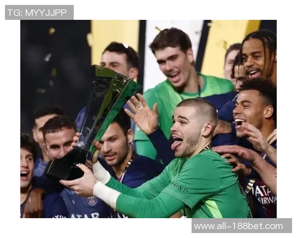 恩里克首次见证连续扑出四个点球巴黎喜获新奖杯庆祝时刻